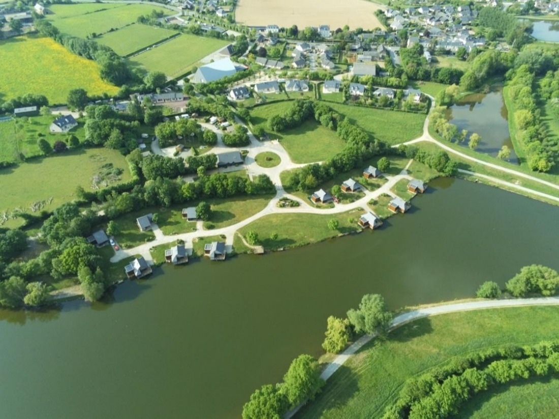 Vue aérienne du village vacances pêche et camping