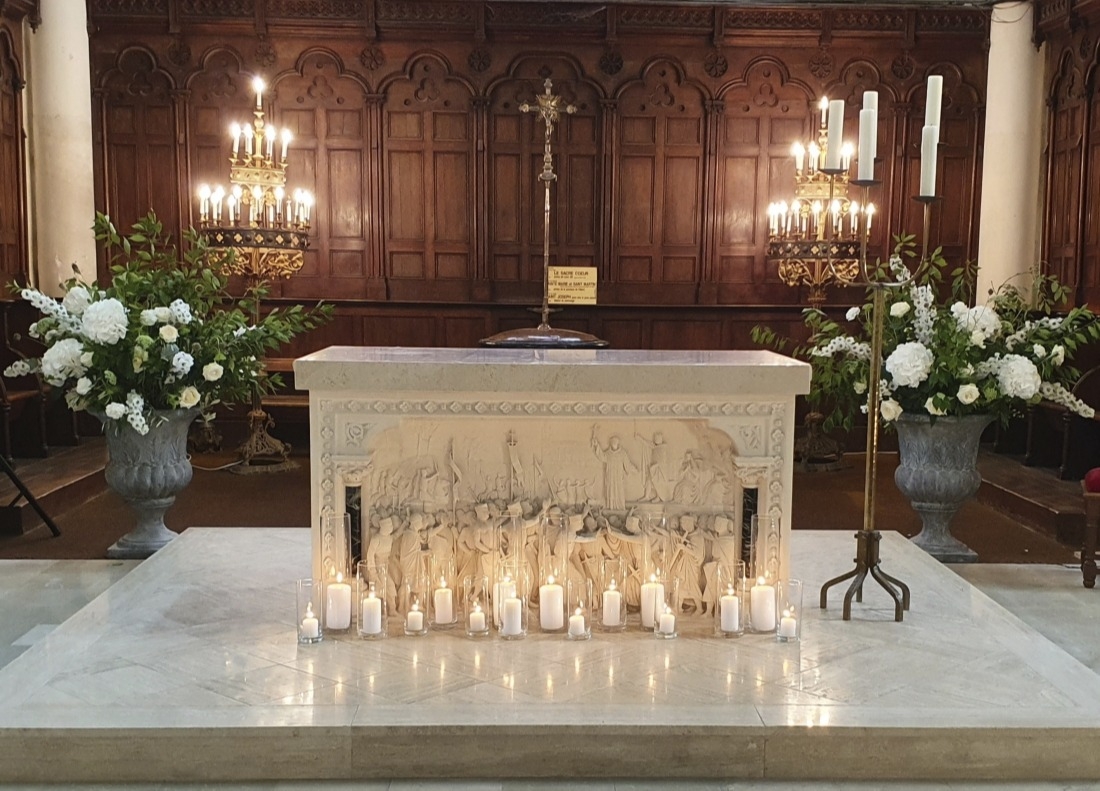 Le bas-relief de l'autel représentant St Bernard prêchant la deuxième croisade