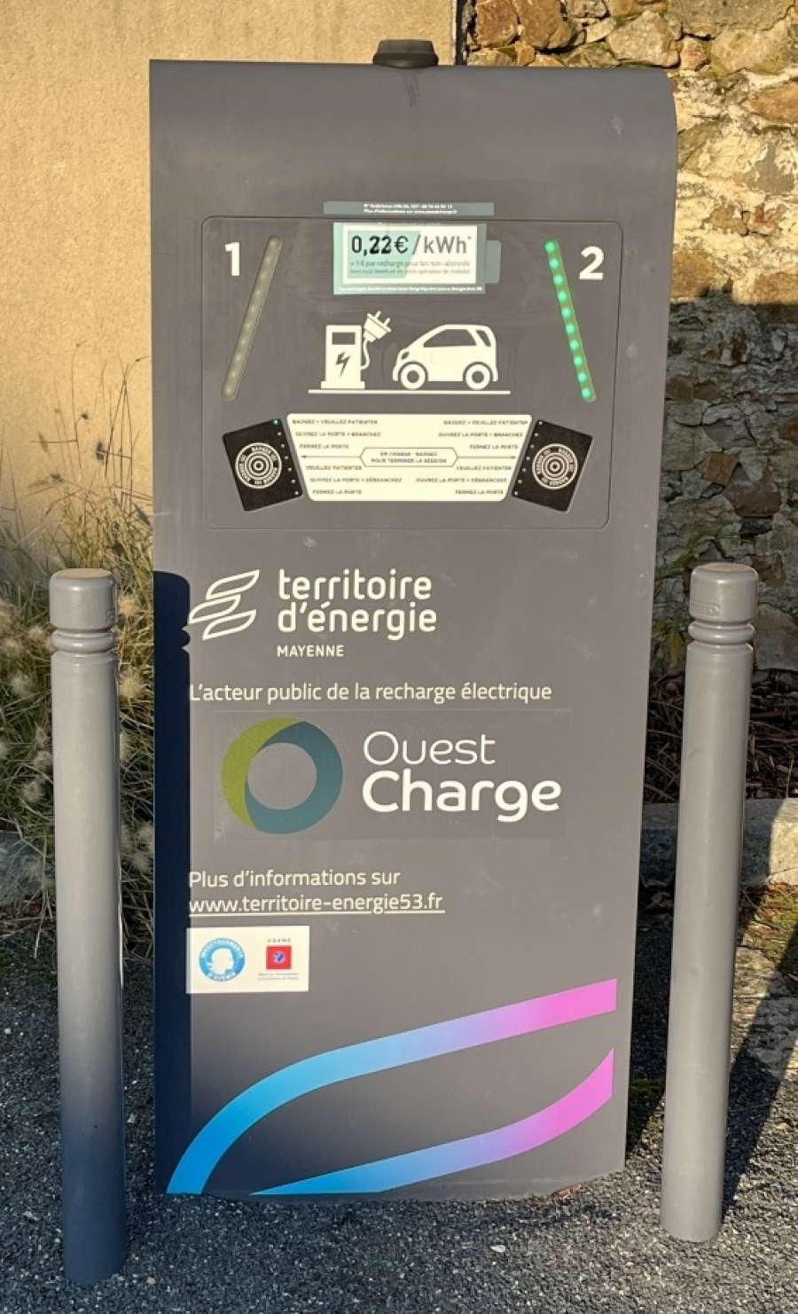 Borne de recharge installée place de l’Église